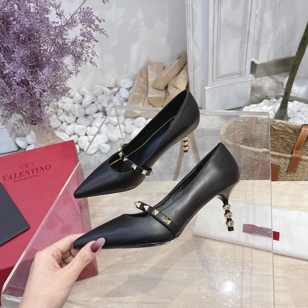💕💕Factory direct selling price p440💕💕 Genuine leather sole +40 🆕Valentino. Valentino👑👑Latest series in the counter, the highest version, perfect details, very eye-catching catwalk series launched, V family’s hot rivet elements, luxurious and gorgeous! Various colors can be matched with beautiful clothes in spring and summer. There are many choices🎉🎉Exquisite and durable. It is copied at 1:1 of the original product. The upper foot is very pedicure-like. The key point is that it is very good and easy to control. It does not grind the feet and does not tire the feet. It is a walking artifact. The last shape is completely compared to the counter. The details are perfect. Without the original version, it would not be so exquisite! (Note! The heel shape and height are exclusively molded according to the original version, and are not randomly substituted by the market🐂) The color and texture of the fasteners are consistent with the original version! 🔺Fabric: Imported sheepskin, 🔺Lining: According to the original high-gloss imported sheepskin lining 🔺6 colors to choose from: black ➕black belt, black ➕white belt, pink, burgundy, white, apricot 🔺Number of yards: 35 to 42 yards (42 yards are not exchanged) 🔺Heel height: 7cm Rubber sole Genuine leather sole +40